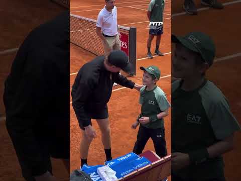 Video Il BELLISSIMO abbraccio tra Jannik Sinner e il piccolo tifosi prima della partita contro Rublev ??