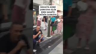 Sokakta Şarkisini Söylüyor