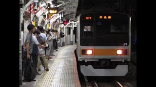 209系トタ81編成が神田駅5番線に到着するシーン