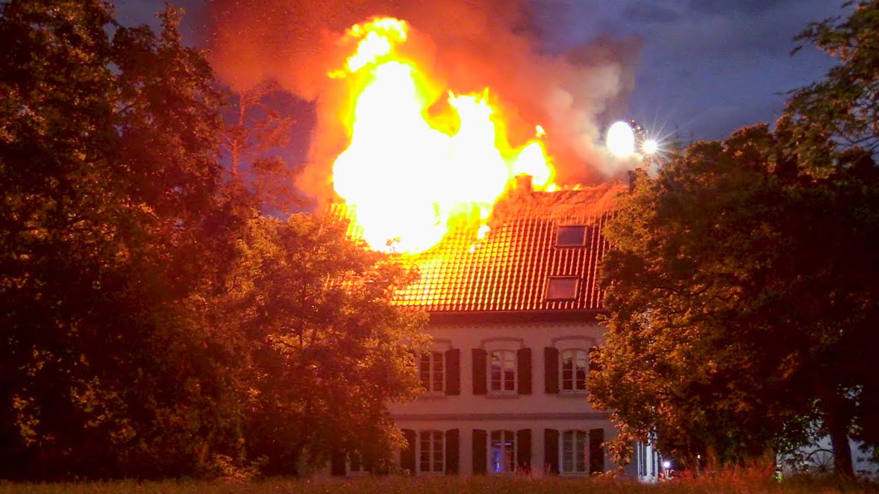 [MASSIVER DACHSTUHLBRAND LÖSTE GROSSEINSATZ AUS] - Meterhohe Flammen & starke Rauchentwicklung -