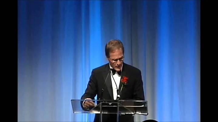 Darren DeVore accepts his 2014 Distinguished Alumn...