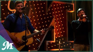 Nick en Simon zingen 'Mrs. Robinson' live bij M