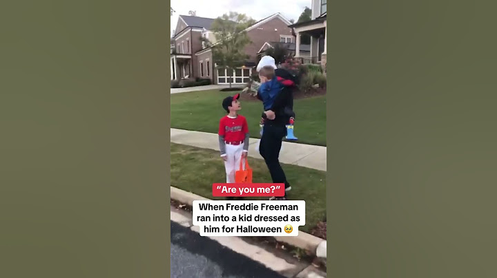 Freddie Freeman ran into a kid dressed as him for Halloween 🥹 #halloween #costume #youtubeshorts