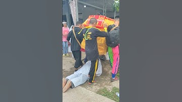 Quan Tài khiêng qua người sống đang nằm dưới đất, một phong tục cổ xưa