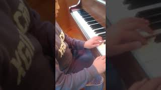 小学生のピアノ