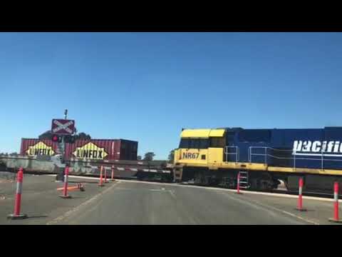 First double stack train rolls in on Inland Rail in Parkes - YouTube
