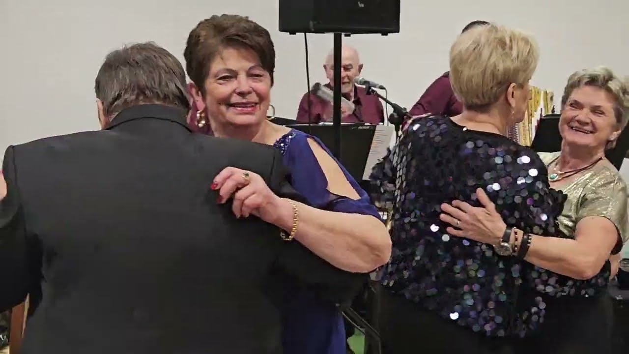 31 stycznia 2026 Mnóstwo lubiących tańczyć GOŚCI bawi się w Białej Rawskiej z Kapelą STARĘGÓW