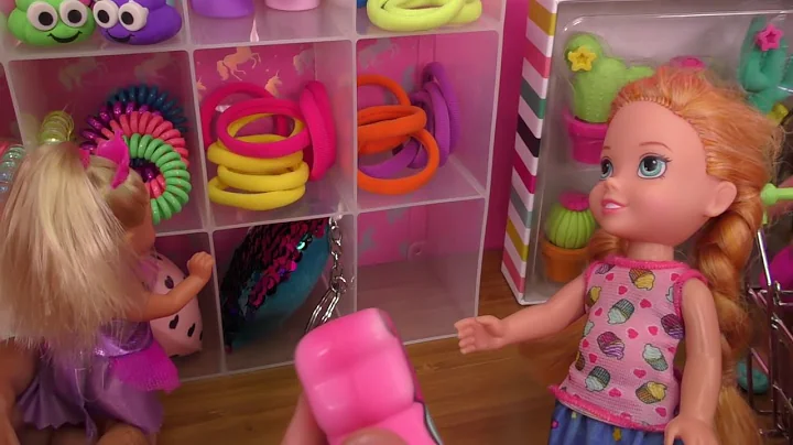 Shopping ! Elsa and Anna toddlers buy from Claire'...