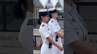 The female soldiers of Qingdao Navy Open Day marched in from the gate, each of them was handsome an