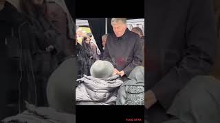 Песков целует руку Аллы Пугачевой на похоронах Юдашкина #shorts