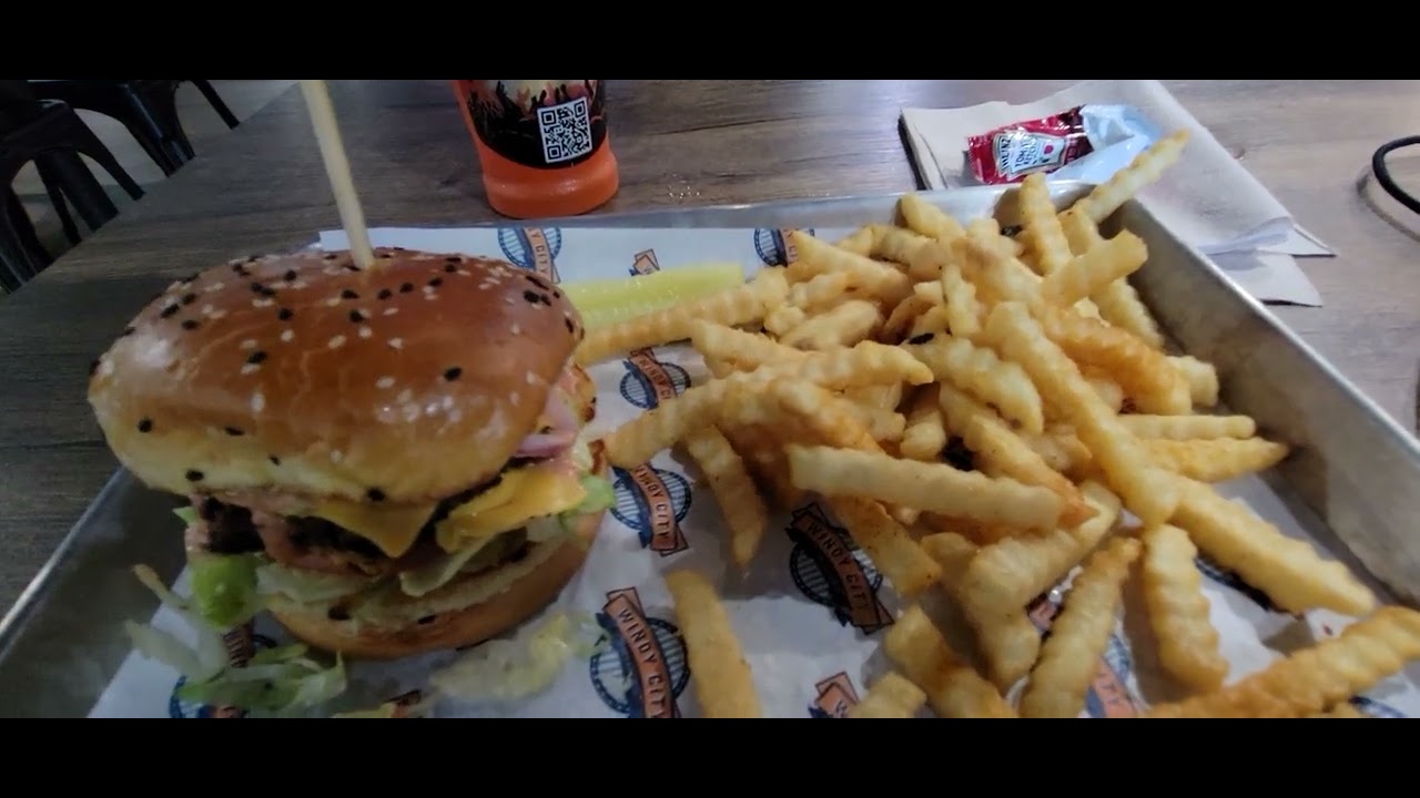 classic-cheeseburger-review-windy-city-sports-bar-grill-six-flags