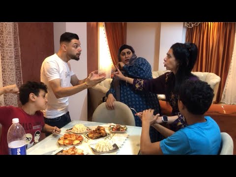 شوفو الزوجه رفضت تقعد حماتها واخوات جوزها على السفره عشان عازمة أهلها شاهد رد فعل الزوج