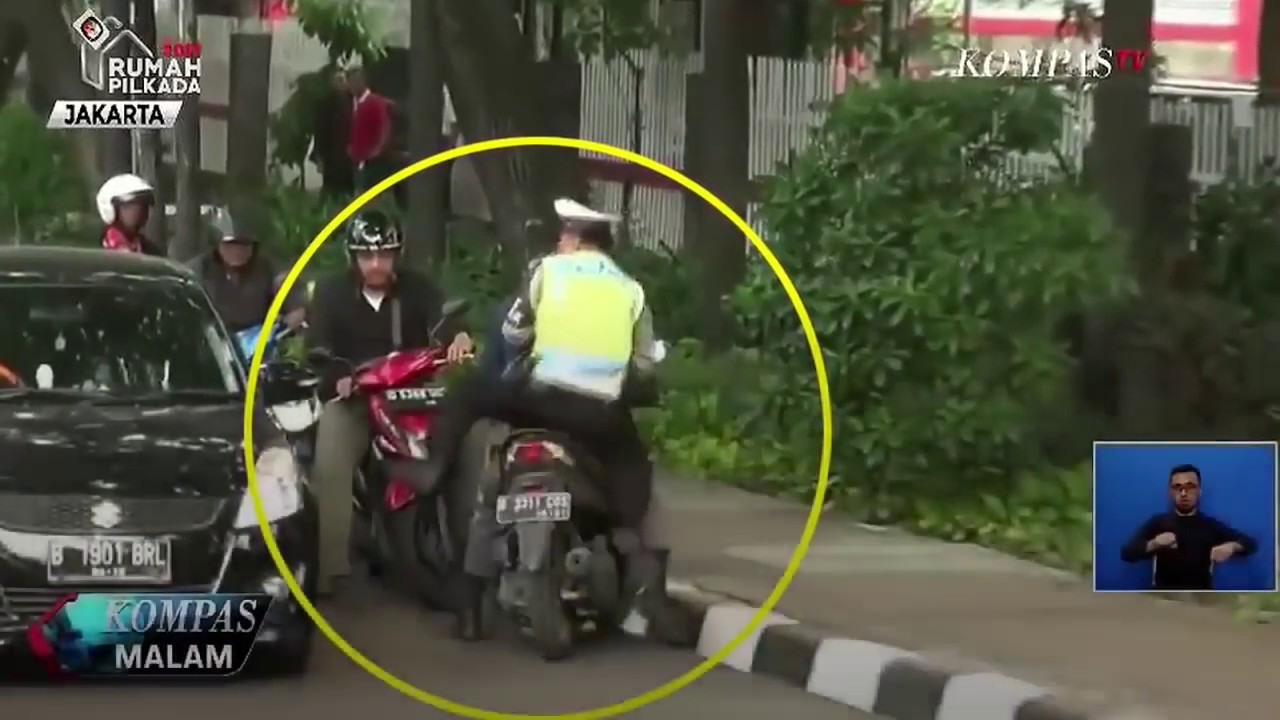 Lucu Pengendara Sepeda Motor Lari Saat Polisi Mengadakan RAZIA