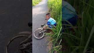 hahaha kan jatuh