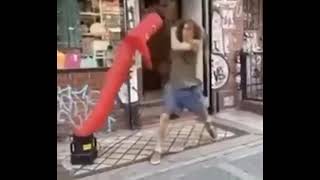 Guy fights inflatable tube man 👊🏻 screenshot 4