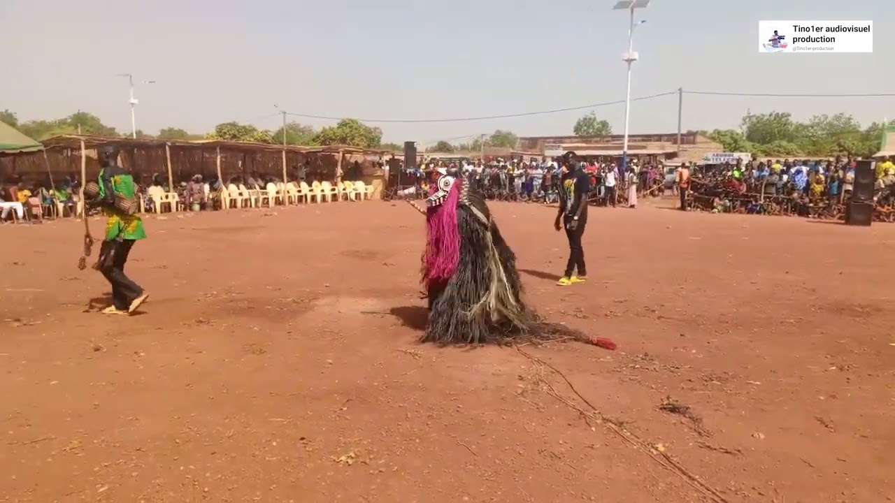 Dédougou FESTIMA 2024 La danse des masques en fibre de Siralo