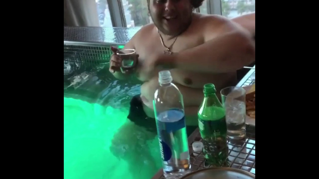 Fat Nick has a Cr&egrave;me Br&ucirc;l&eacute;e