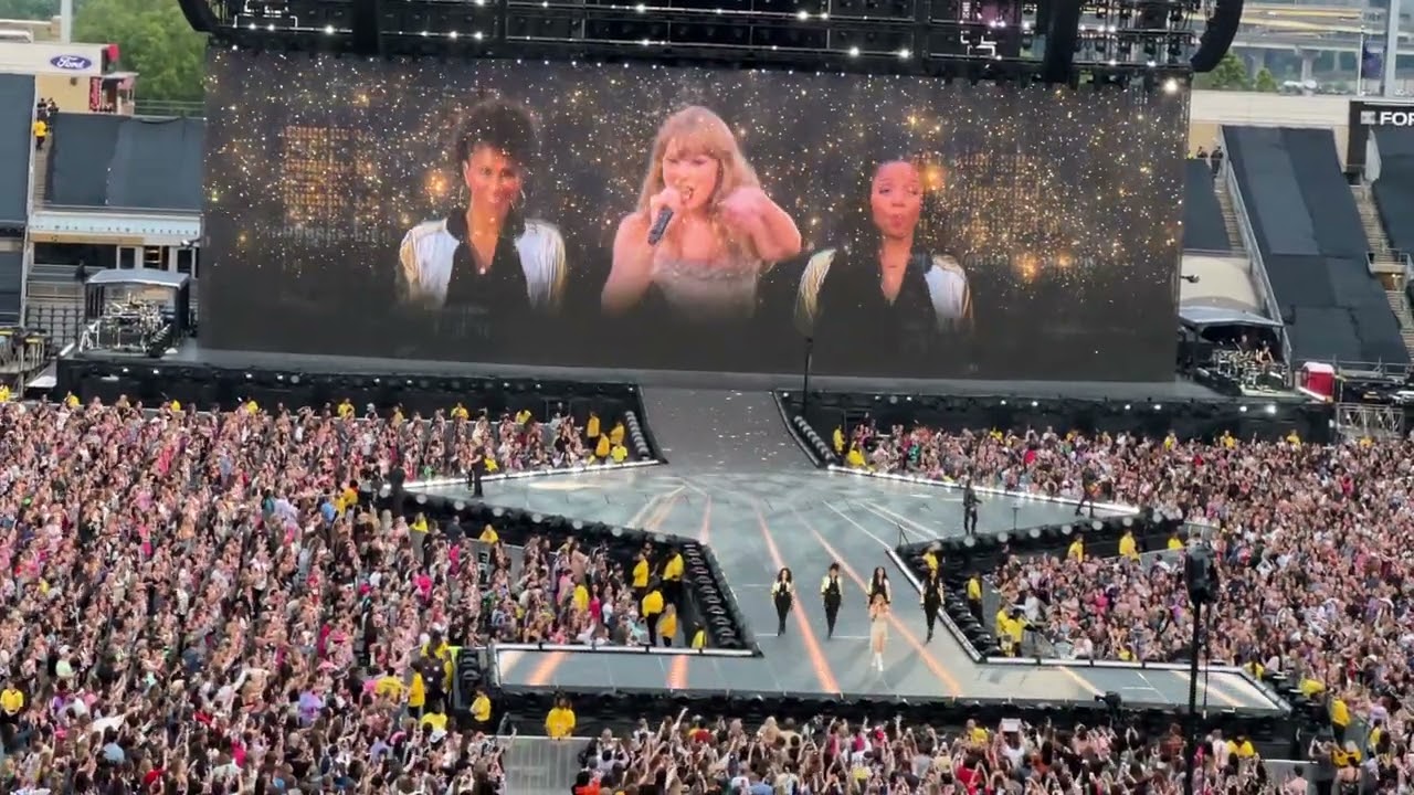 Taylor Swift - Love Story (Pittsburgh 6/16)