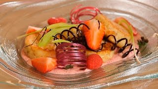 Творожные сырники с грецким орехом и клюквенным соусом. Рецепт от шеф-повара. Творожные сырники с грецким орехом и клюквенным соусом. Рецепт от шеф-повара.