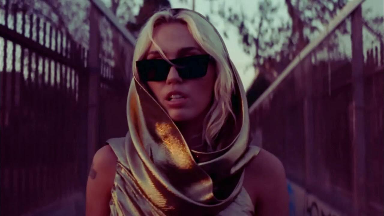 Сайрус cyrus фловерс flowers. Сайрус флауэрс песня. Сайрус cyrus фловерс flowers. Майли сайрус фловерс клип. Miley cyrus - flowers (backyard sessions).