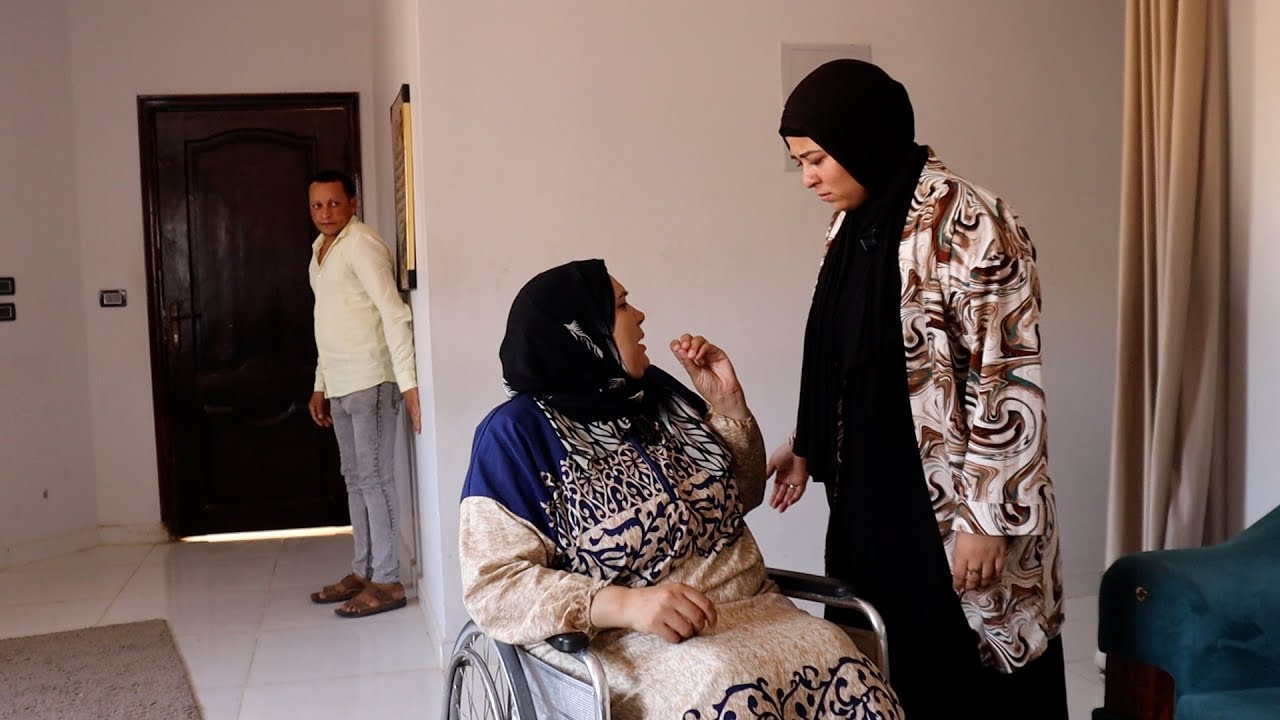 شاب قرر يقعد مع امه يوم عشان يفرحها فشاف امه بالشكل ده