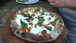 Video come preparare un'ottima pizza pizzeria la fornarina Rimini(Gianni Eusebi, maestro pizzaiolo della scuola Rimini Pizza e titolare del ristorante pizzeria La Fornarina di Rimini ci mostra due ricette di due pizze tra le più ..., 2015-05-16T19:05:20.000Z)