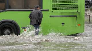 Нижневартовск поплыл. Ливень, который обрушился сегодня на город, устроил настоящий потоп ...