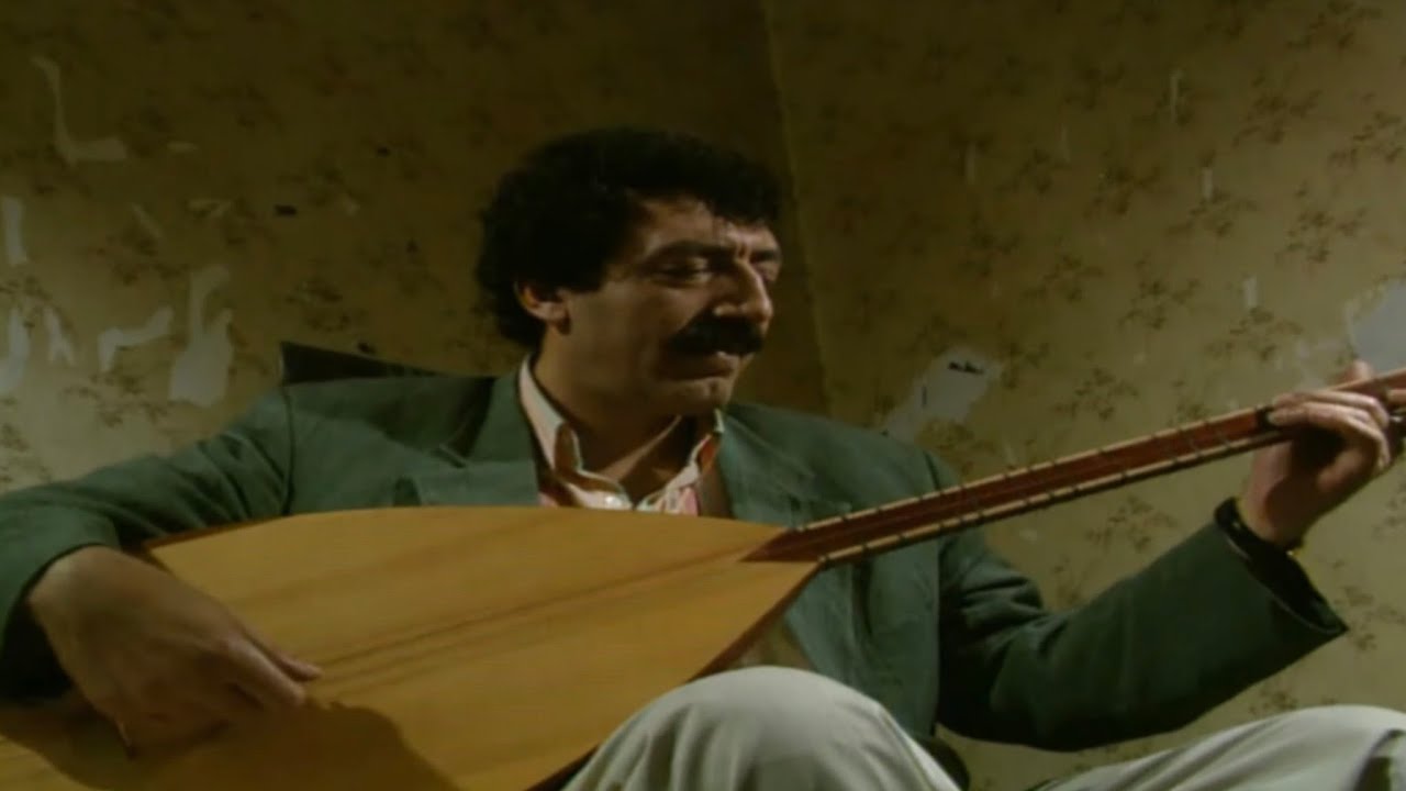 Müslüm Gürses - Bağlama Çaldığı Anlar @bizimaileKanalD 