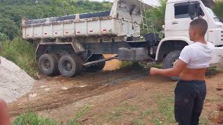 caminhão fica atolado depois de descarregar  areia