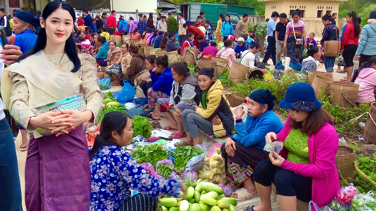 Người dân Lào ồ ạt vác toàn hàng nóng bán sang biên giới Việt Nam