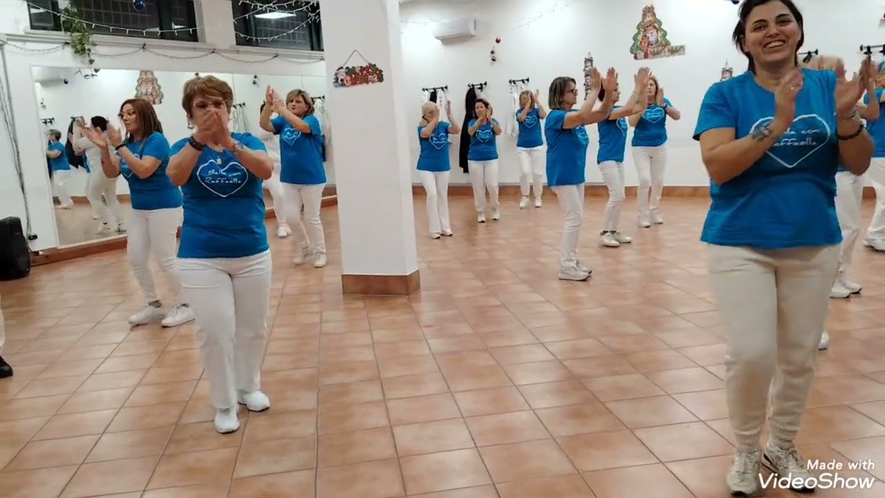 SINGAPORE - PLUTONE ballo di gruppo