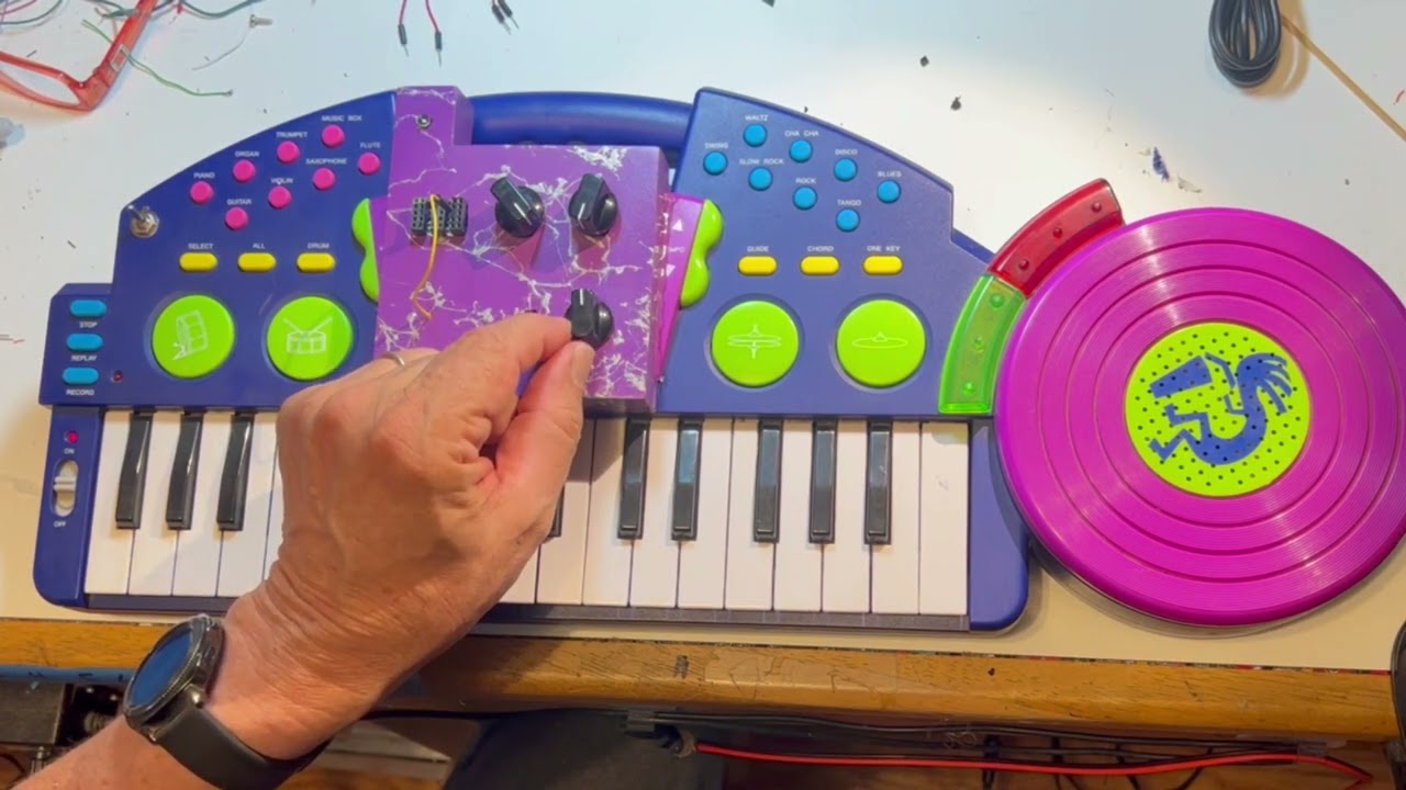 Single Drum/Drone 555 timer LFO with Optocoupler Circuit Bend to a Kawasaki Scratch Toy Keyboard