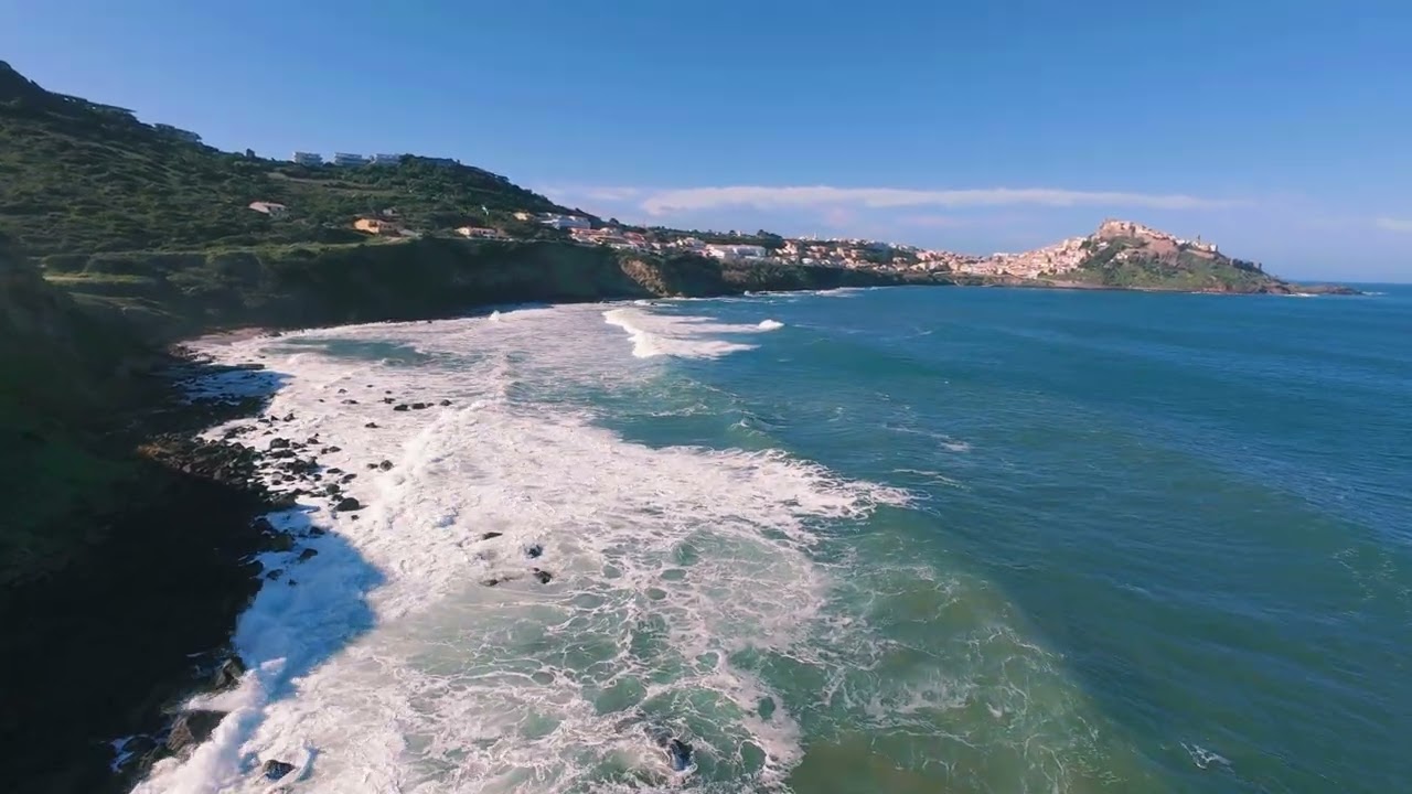 Dji Avata 2 vola tra i gabbiani a Castelsardo