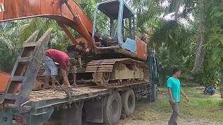 Proses Menaikan Bangkai Excavator (Hitachi dibantu Komatsu)