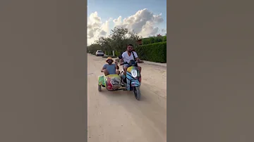 احمد حلمي في فيديو طريف ويغني بص الحركة دي 