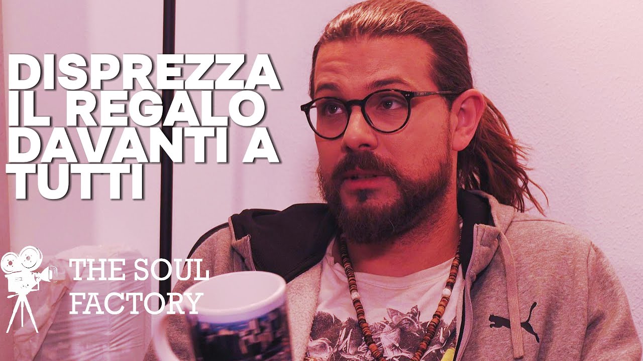 Disprezza il regalo davanti a tutti...