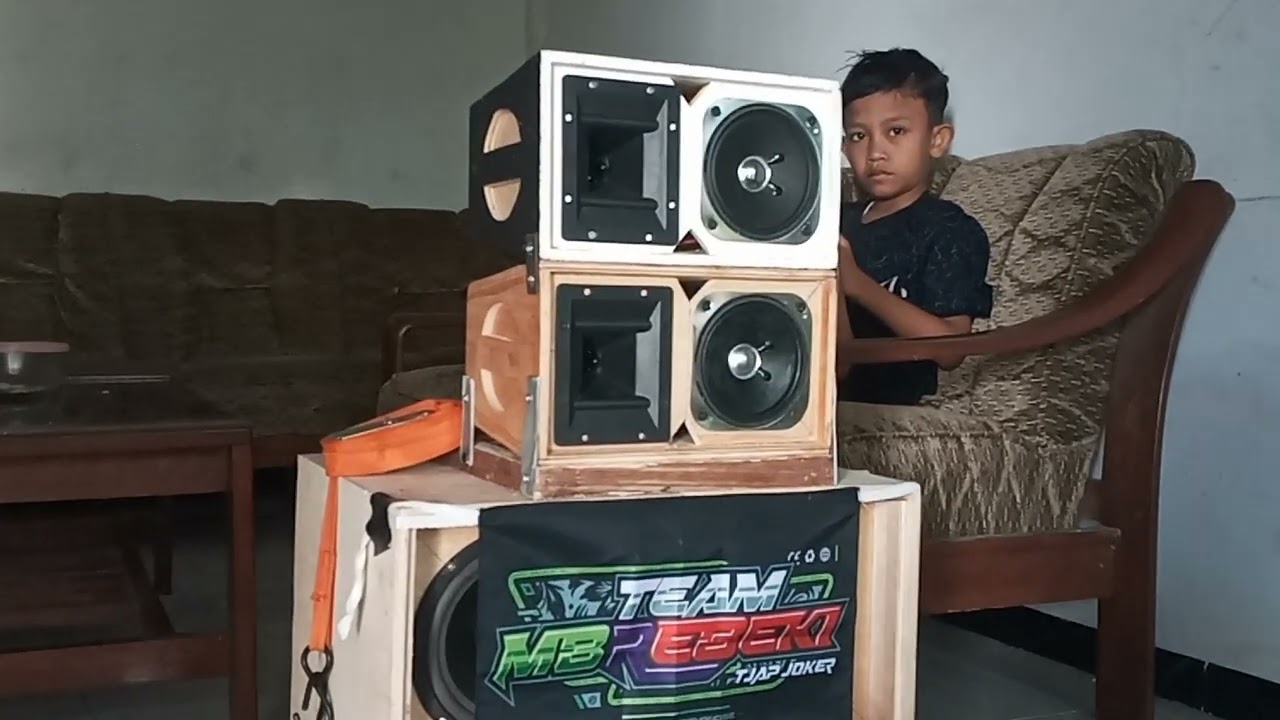 Bermain di rumah Triple R Audio