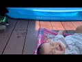 プールが苦手な赤ちゃんと気にしない猫　A baby who is scared of the pool and a cat who doesn&#39;t care