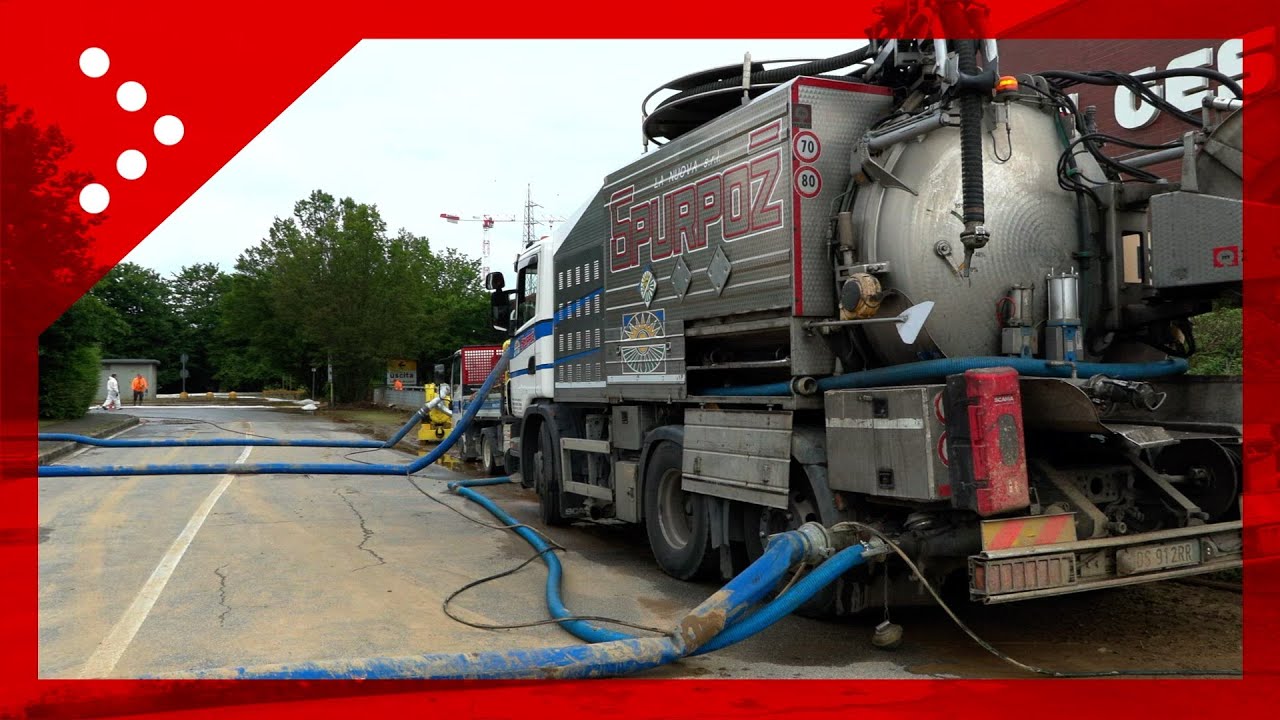 Alluvione Gessate: operai al lavoro per togliere acqua e merce distrutta dall'Esselunga