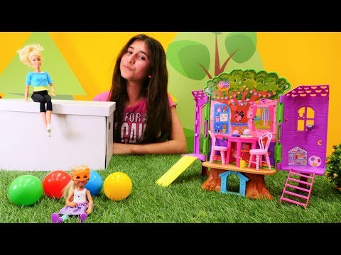 Barbie'nin ve Chelsea'nın ağaç evi. Eğlenceli kız videosu.