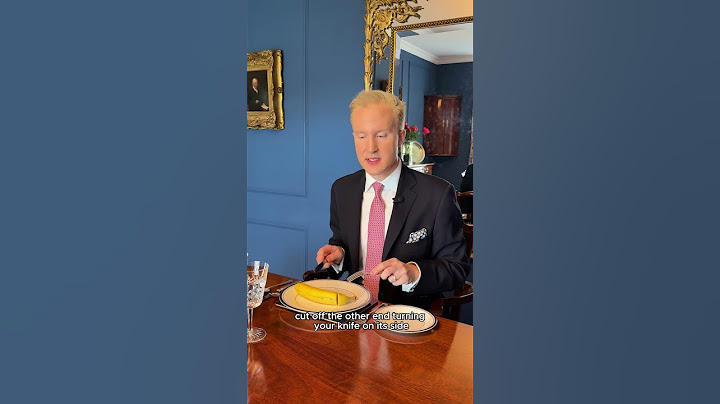 This really is the only way you should be eating a banana. #williamhanson #etiquette #food