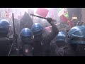 Bologna, scontri tra polizia e manifestanti in protesta per il comizio di Forza Nuova