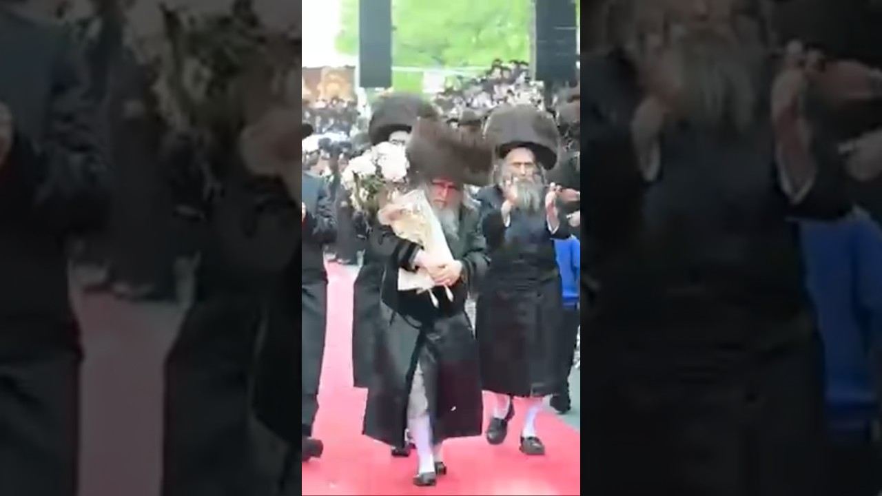 האדמו״ר מסאטמאר בריקוד עם הספר תורה שהוכנס לזכותו בל״ג בעומר