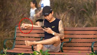 Xịt nước vào thuốc lá Giang Hồ và cái kết - no smoking in public prank