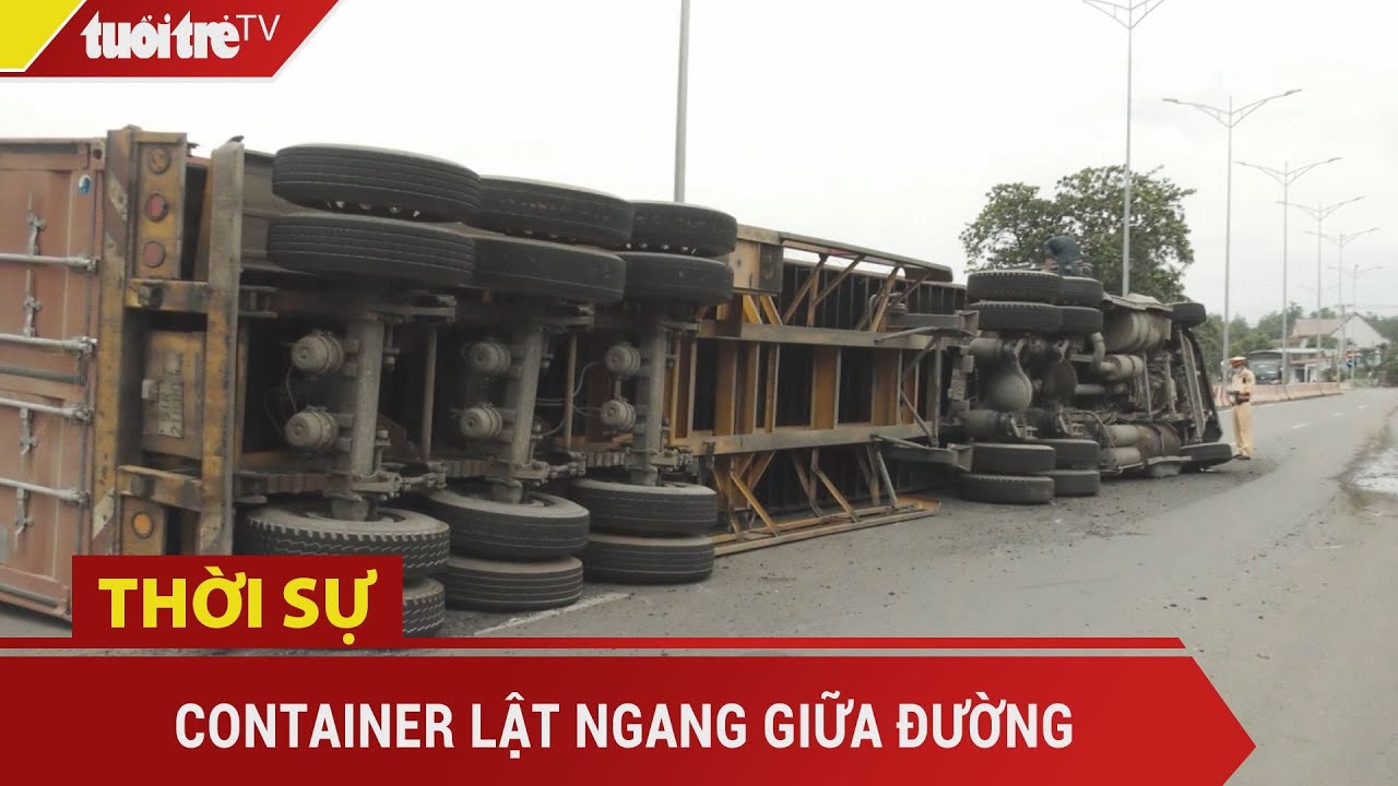 Container chở hàng chục tấn vỏ hạt điều “lọt bẫy” ổ gà, lật ngang giữa ...