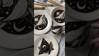 Роспись тарелки из глины, в технике сграффито 🖤🐋✨💫🪐🌙 #кит #тарелка #керамикаручнойработы #арт