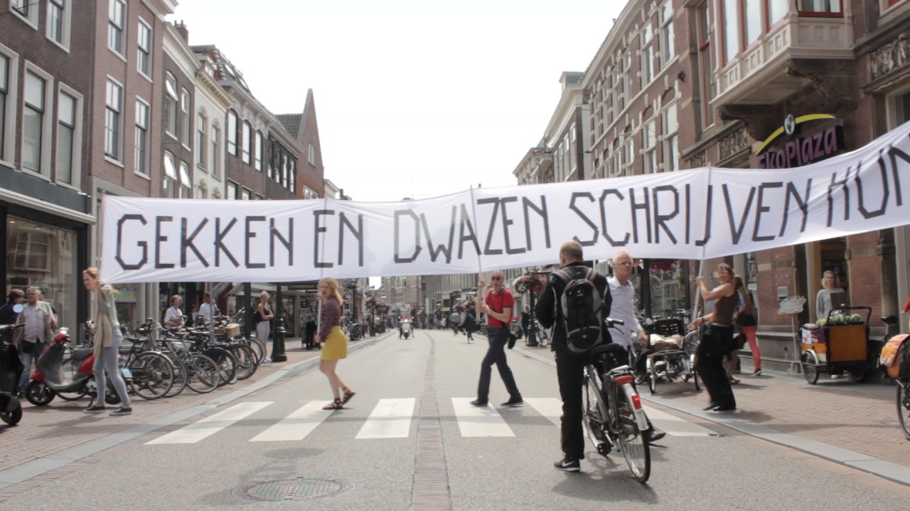 Gekken En Dwazen Schrijven Hun Namen Op Muren En Glazen