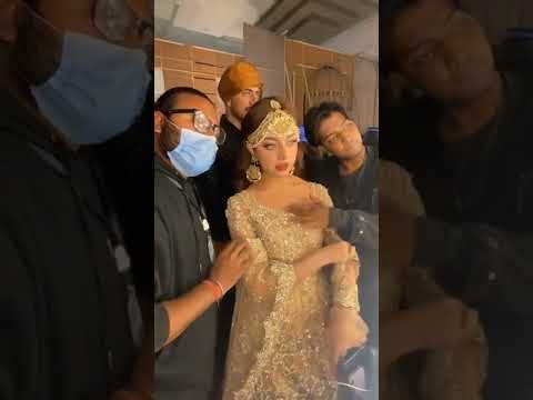 Alizeh Shah unseen video with makeup artist 😰 makeup artist keeping hands in alizeh Shah boobs🥵