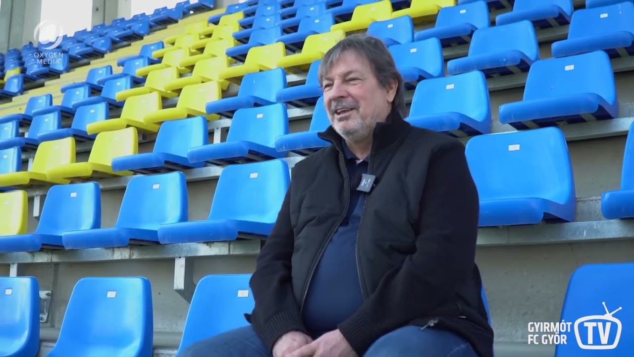 „Azzal a labdával már szerintem a mai játékosok nem tudnának futballozni.”
Ebben a videóban Várhidi Péter, a Gyirmót FC Győr. fejlesztési és szakmai bizottságának elnöke kalauzol el minket a labdarúgás technikai fejlődésének izgalmas világába. 
Ez a háromrészes podcast sorozat első epizódja, amelyben a régi korok fűzős focilabdáitól indulva eljutunk a legmodernebb gólvonal-technológiáig és a digitális teljesítménymérésig.

A videó tartalma:
A labdák fejlődése: Megismerhetjük a régi fűzős labdák nehézségeit, amelyek vizesen még súlyosabbá váltak és nyomot hagytak a játékosok fején. Szó esik a modern, sima felületű labdákról, amelyek már sokkal jobban nyeshetők.
Chipek a pályán: Várhidi Péter beszél a legutóbbi világbajnokságon látott gólvonal-technológiáról, ahol a labdákat már tölteni kell a bennük lévő szenzorok miatt.
Cipők és a történelem: Kiderül, miért volt akkora előnye a német válogatottnak az 1954-es világbajnoki döntőben a cserélhető fémstoplis cipőkkel a magyarok bőrstoplijaival szemben.
Mezek és felszerelések: Hallhatunk a régi pamutmezekről és a különös „lukacsos” változatokról, amelyek alatt a játékosok bőre pöttyösre sült a napon. Szóba kerül a modern, testre feszülő mezek előnye is, amelyek segítik a párolgást és nehezebb rajtuk fogást is találni.
Adatok és edzői szem: A mai futballban már mérhető a sebesség és a fizikai állapot különböző katapult rendszerekkel és jeladókkal. Várhidi Péter elmeséli, hogyan támaszkodik még ma is a saját tapasztalt edzői szemére a számítógépes adatok mellett.
A csere szabályai: Visszatekintünk azokra az időkre, amikor még egyáltalán nem lehetett cserélni és a sérült játékosoknak is a pályán kellett maradniuk.

Tartsanak velünk ebben az időutazásban, ahol a magyar futball egyik meghatározó alakja osztja meg emlékeit és szakmai látásmódját a sportág átalakulásáról!