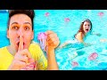 SCHERZO A SOFÌ: METTO LE MEDUSE NELLA PISCINA!!